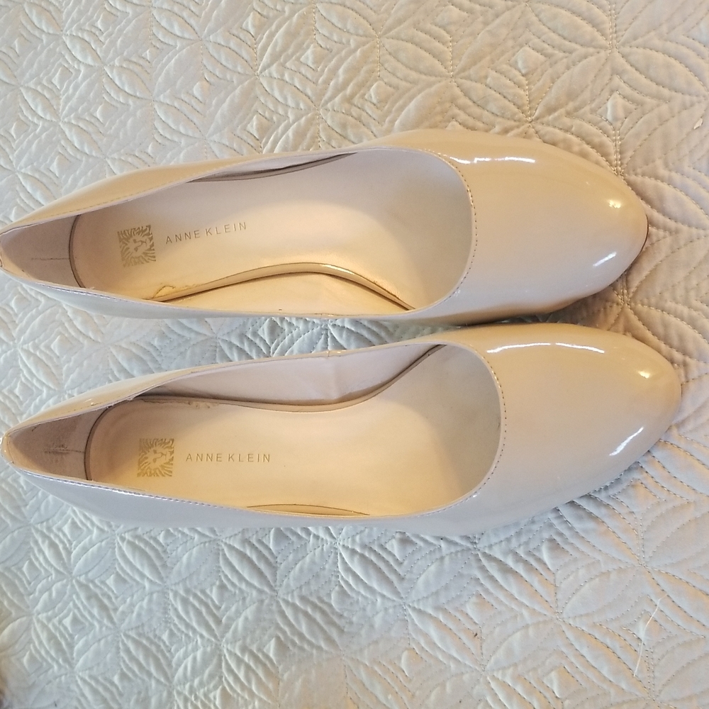 Anne Klein nude patent leather pumps